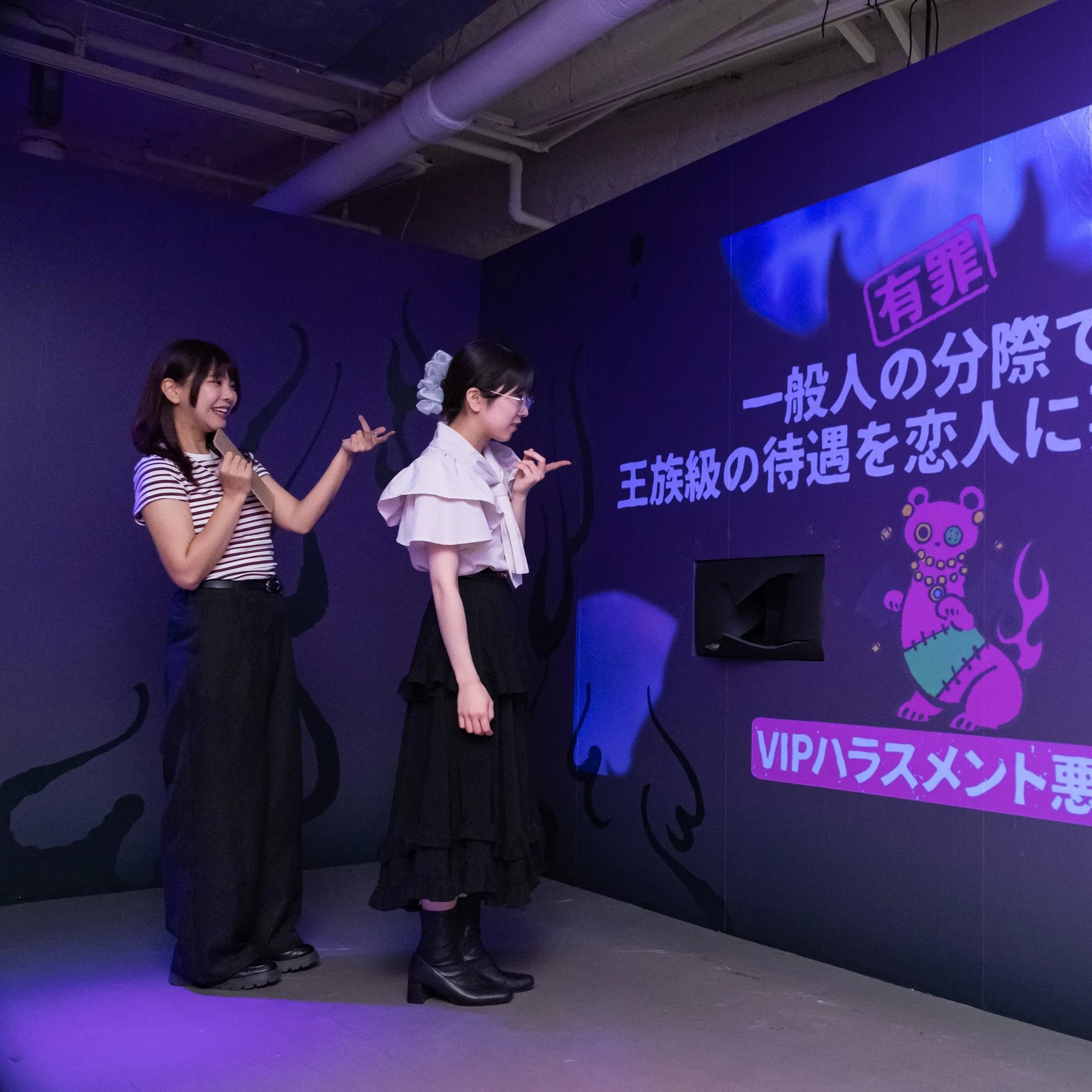 『悪魔の恋愛診断展』会場内で、来場者が診断演出を体験している様子