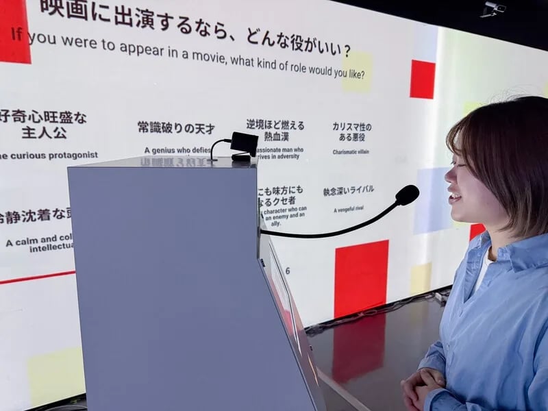 地下1階で顔写真の撮影と質問への回答をする来場者