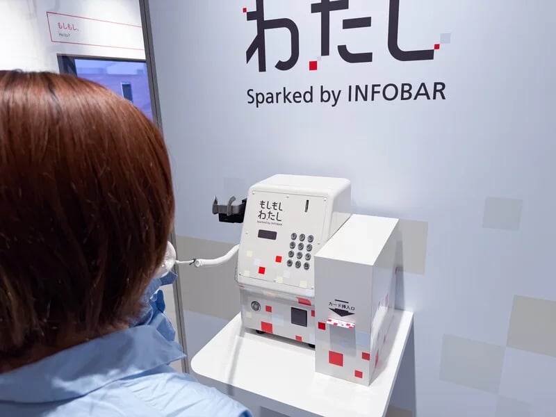 1階の電話ボックスで受話器を持ち、AIが生成した自分と話す来場者